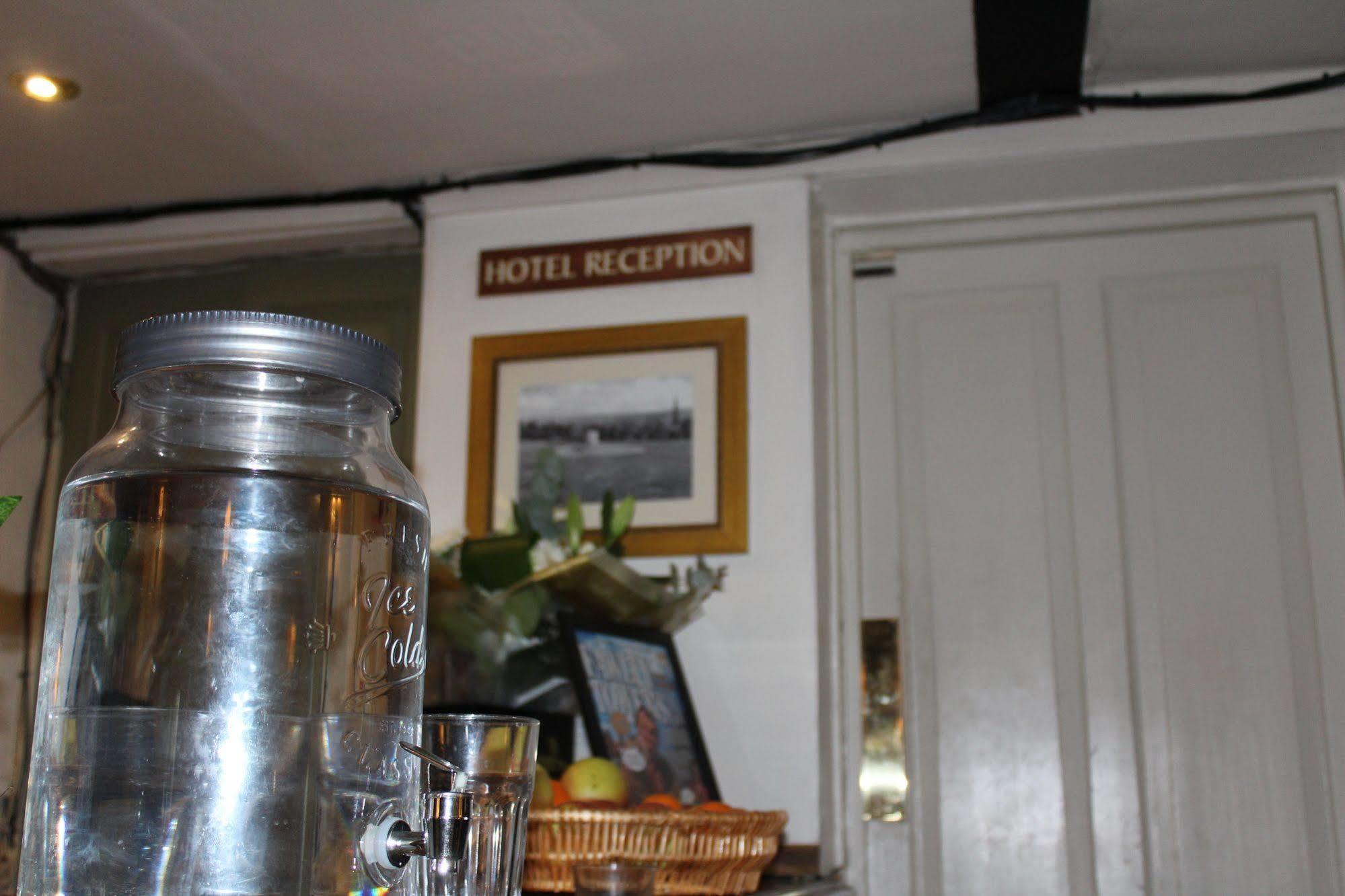 Whyte Harte Hotel Redhill  Exteriér fotografie